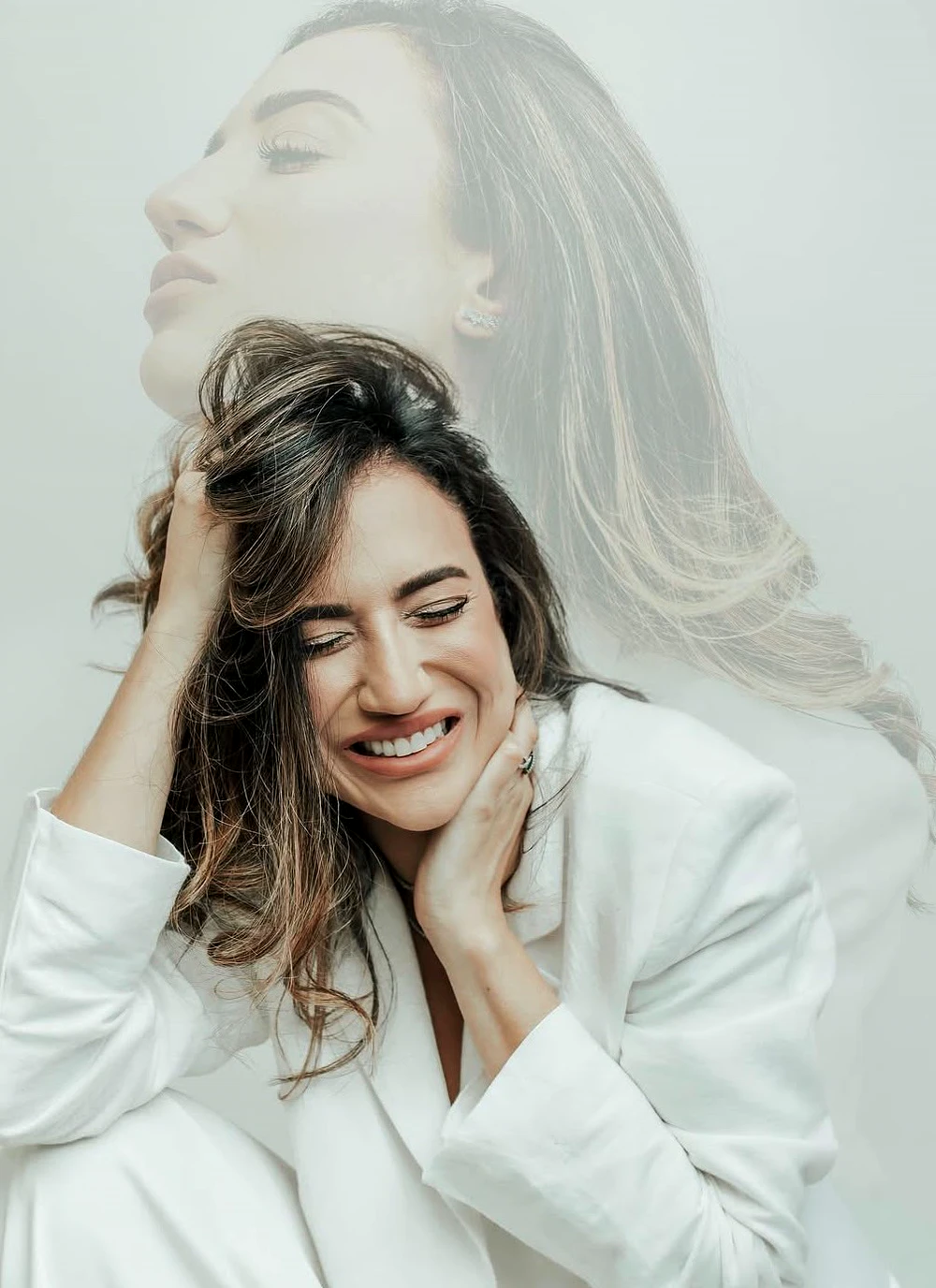 Dra. Marina Biancardi de blazer branco, sorrindo