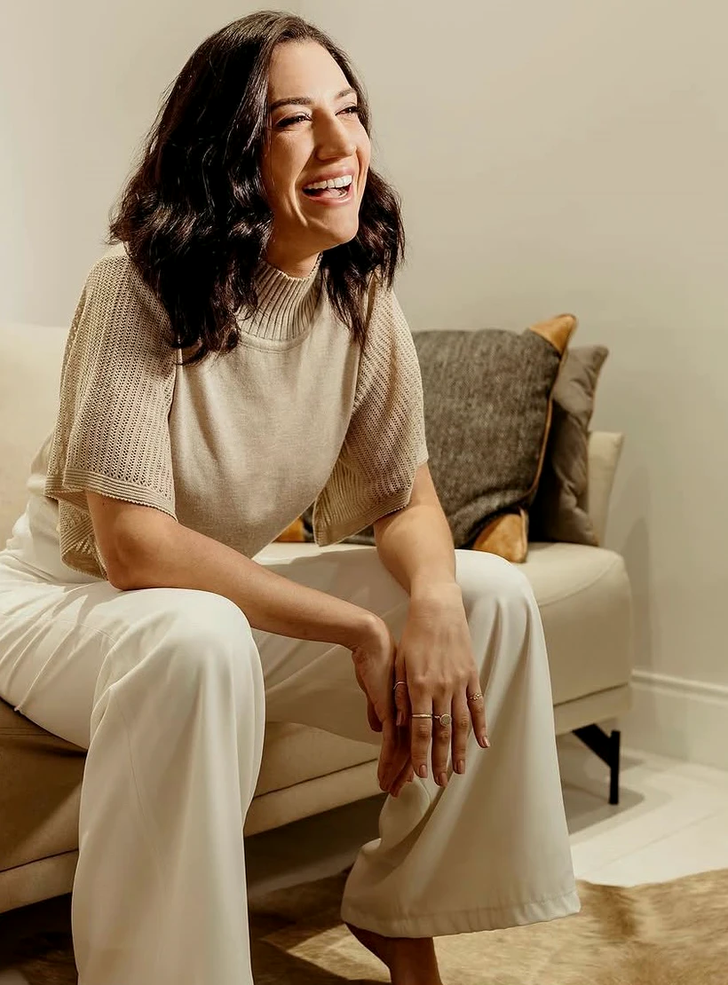 Dra. Marina Biancardi sentada, em luz natural
